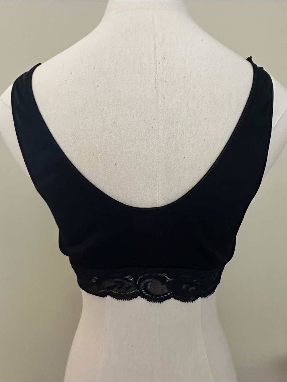 Hanro Black Floral Lace V-Neck Bralette - Picture 2 of 4
